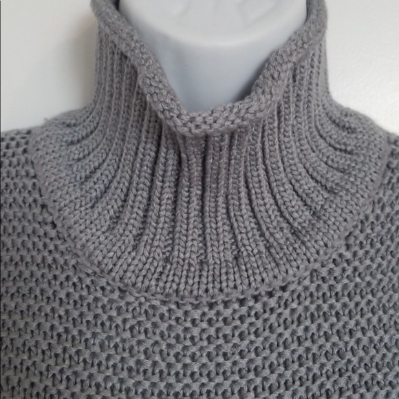 GAP Sleeveless Mock Neck Tank - Picture 3 of 4